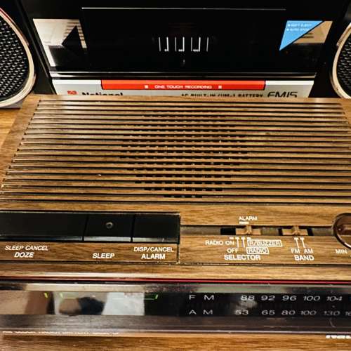 出售Vintage National 跳字時鐘收音機一部，收音機正常靚聲，時鐘鬧鐘正常，外觀九...
