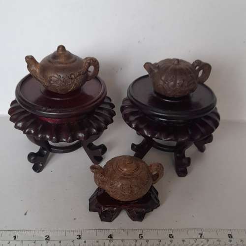 一手3個二點五吋沉香木雕茶壺。配上紅木陳列架，茶壺有清淡幽香味，多年前存貨。no...