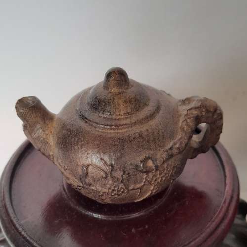 一手3個二點五吋沉香木雕茶壺。配上紅木陳列架，茶壺有清淡幽香味，多年前存貨。no...