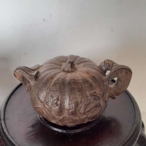 一手3個二點五吋沉香木雕茶壺。配上紅木陳列架，茶壺有清淡幽香味，多年前存貨。no...