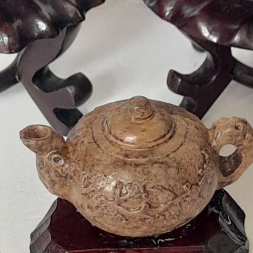 一手3個二點五吋沉香木雕茶壺。配上紅木陳列架，茶壺有清淡幽香味，多年前存貨。no...