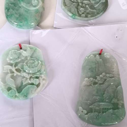 翡翠A玉 白底青吊墜， 好工圓滑，好水頭，每個600元， 兩個八折，全部8個七折。22....