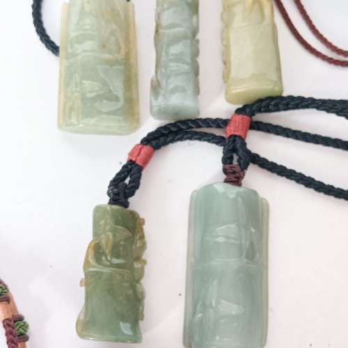 翡翠A玉竹報平安吊墜大約兩寸，亦可作小擺件用， 好工圓滑，好水頭,古舊存貨，每個3...