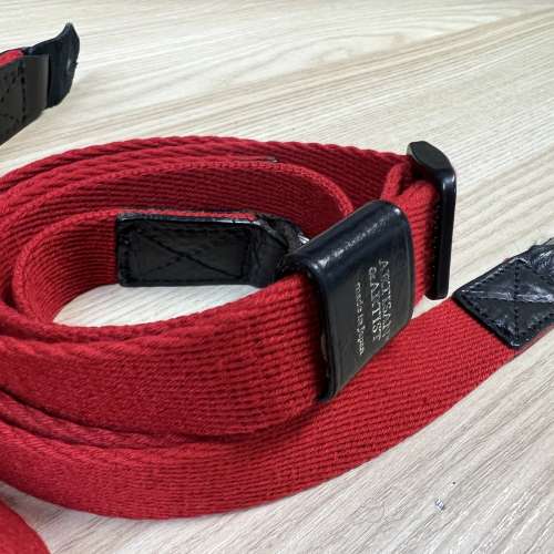 Artisan & Artist ACAM-100A & ACAM-95 Camera Straps