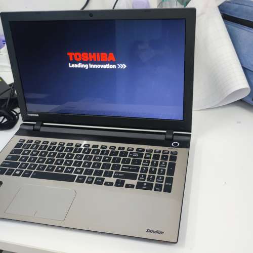 好新淨Toshiba 15吋薄身機東芝Toshibsa Satellite L50D-C, 大大部15.6吋芒但又好薄...