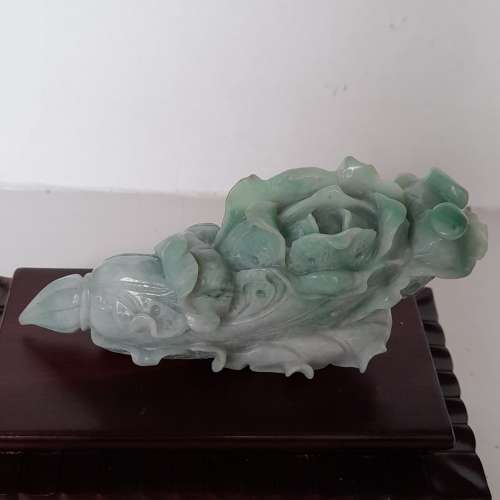 翡翠A玉 約六吋發財大白菜擺件，有色好工，配上名貴雕刻紅木座。，no.28.2.24.