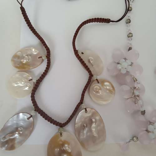 人工編織淡水珍珠/晶石頸鏈，原價每條數百元現售200元,三條共售380元。B29.2.24