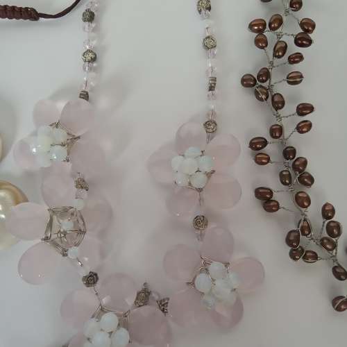 人工編織淡水珍珠/晶石頸鏈，原價每條數百元現售200元,三條共售380元。B29.2.24