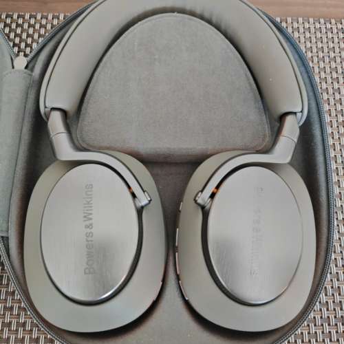 Bowers & Wilkins PX8 Mclaren Edition
