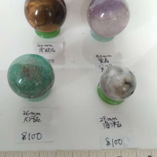 清理存貨平售一手六個天然石圓球擺件，共售380元單一個價錢如照片列出。no.RA10.3.24