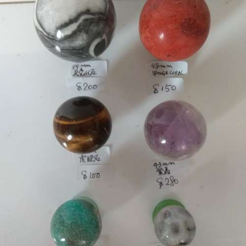 清理存貨平售一手六個天然石圓球擺件，共售380元單一個價錢如照片列出。no.RA10.3.24