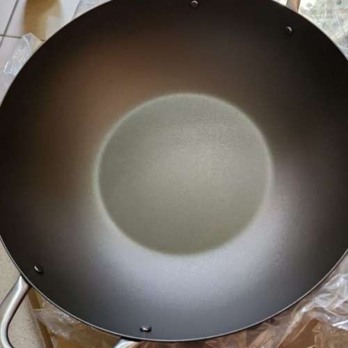 友余 黑碳窒化鐵炒鍋連鐵蓋 (35厘米) 連不鏽鋼蒸架 (全新）