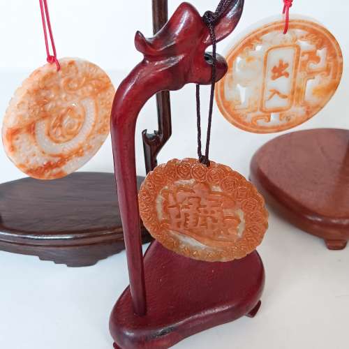 紅翡A玉吊件雙面雕刻好工連列木座. 每套680元 兩套八折，全部六套六折。no.14.3.2