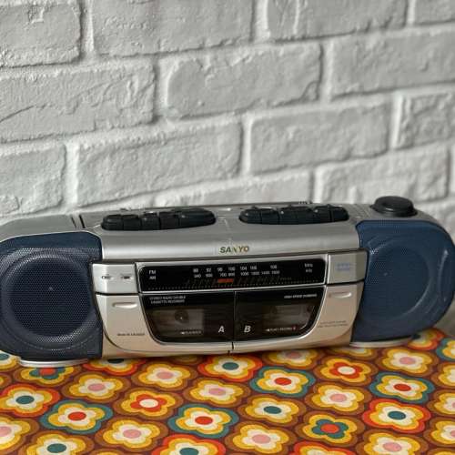 出售 Sanyo手提cassette機一部，型號 m-xw360df，收音靈敏正常，2邊cassette正常，...