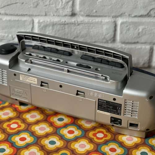 出售 Sanyo手提cassette機一部，型號 m-xw360df，收音靈敏正常，2邊cassette正常，...