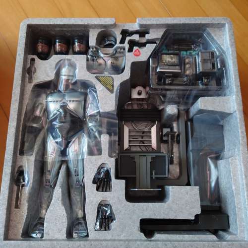 Hot Toys Robocop Figure