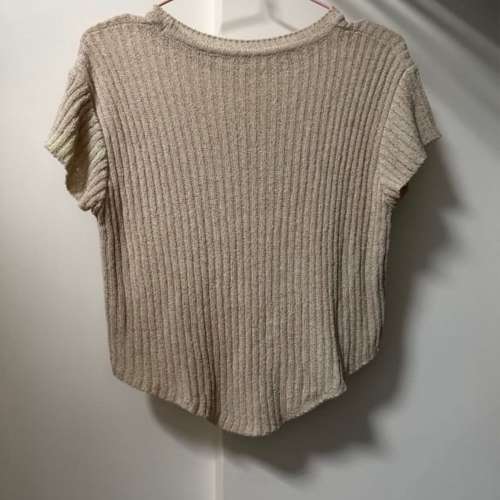 薄針織衫 Beige colour Made in Korea Length: 37-43cm Waist: 84cm 手袖有小瑕疵 ...