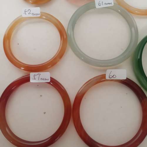 清理存貨平售，一手八隻瑪瑙手鐲共售300元。no.A17.3.24