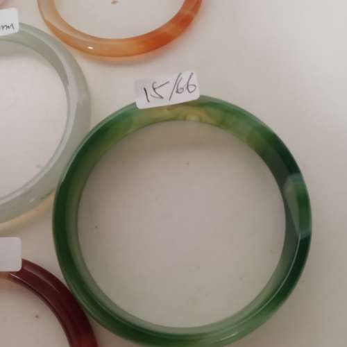 清理存貨平售，一手八隻瑪瑙手鐲共售300元。no.A17.3.24