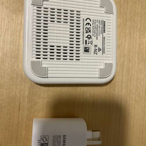Samsung 三星無線閃充充電板 P2400 (15W) + 旅行充電器 (白色）