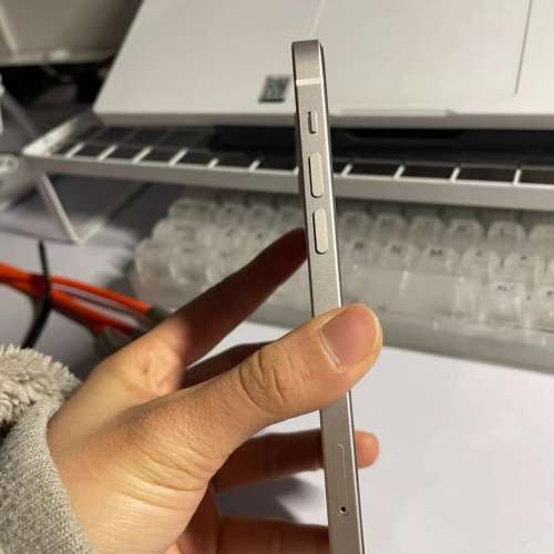 iphone 12 256G 99% new ， 電池效能85 %，電池還非常耐用。