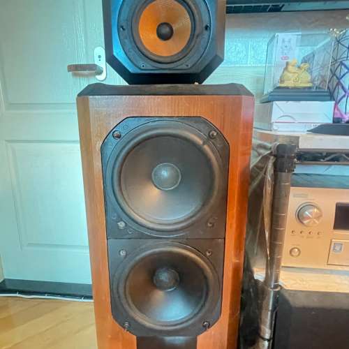 McIntosh C37,  MC7300, 有些綠燈不着。 B&W802 S2  7至8成新  一切正常。MCD7007壞...