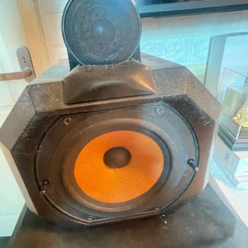 McIntosh C37,  MC7300, 有些綠燈不着。 B&W802 S2  7至8成新  一切正常。MCD7007壞...