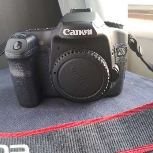 Canon EF-S 18-200mm f/3.5-5.6 IS + Canon 40D body