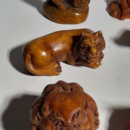 清理舊存貨平售，一手八隻名貴黃楊木擺件如照片顯示，雕工精細，收藏佳品。八隻共...