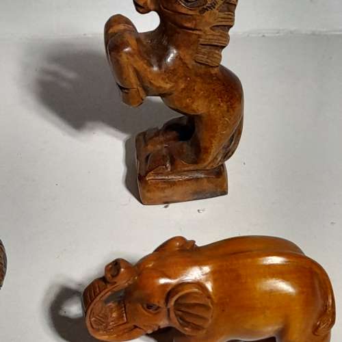 清理舊存貨平售，一手八隻名貴黃楊木擺件如照片顯示，雕工精細，收藏佳品。八隻共...