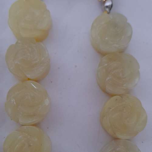 雕花瑪瑙/黃玉頸鏈,16/18mm圓/紐型 連焊口波仔扣長約十八寸。如照片顯示。單條380元...