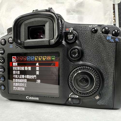 Canon 7D Body 70%新 ＋ 副廠直度手把