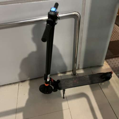 阿爾郎電動滑板車 外觀新淨，只係行左40幾公里 平路速度20公里左右 葵涌試車