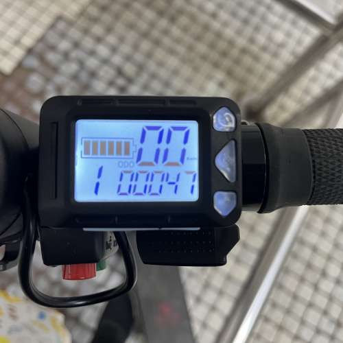 阿爾郎電動滑板車 外觀新淨，只係行左40幾公里 平路速度20公里左右 葵涌試車