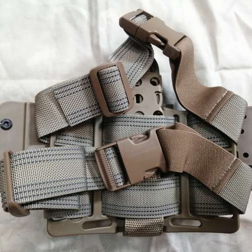 blade tech M4 Triple Thigh Hip Pouch (left)