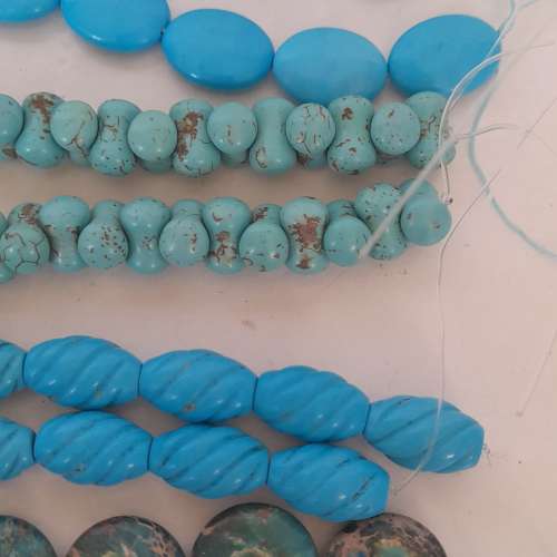 清理舊存貨平售，一手6條howlite松石珠串如 照片顯示，共售三百元，單條一百元 。n...