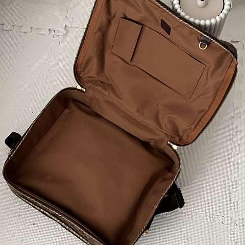 經典 LV 格仔紋斜孭袋