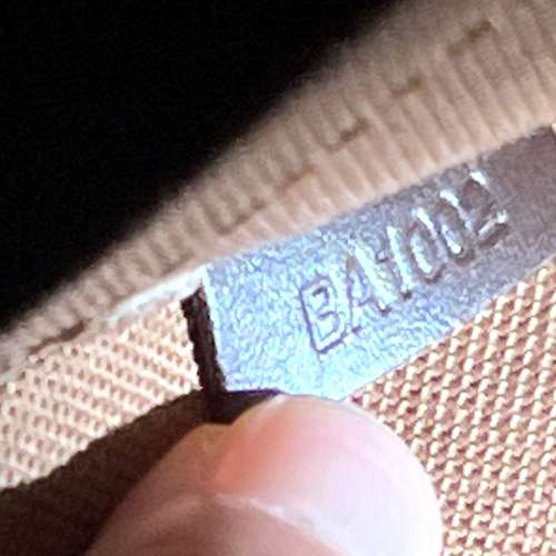 經典 LV 格仔紋斜孭袋