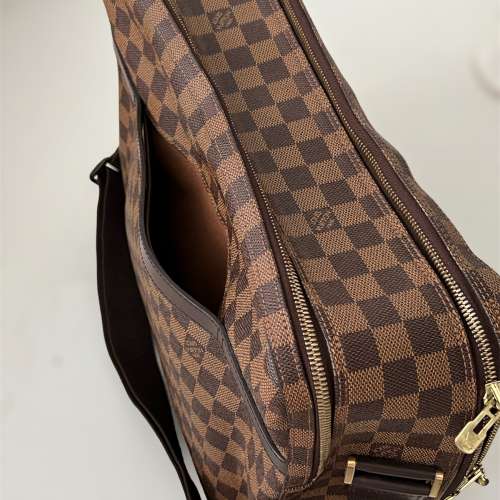 經典 LV 格仔紋斜孭袋