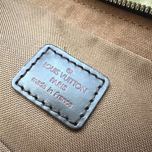 經典 LV 格仔紋斜孭袋