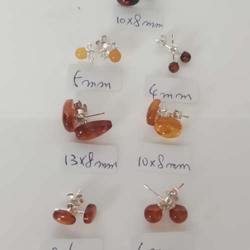 一手七對天然歐洲進口琥珀純銀耳環，共售350元，單一對120元。no.B27.3.24