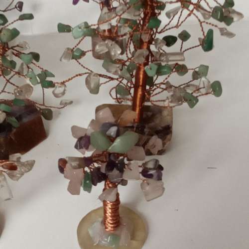 清理存貨不計成本, 一手八座人手編織天然晶石富貴樹,共售500元。no.R27.3.24