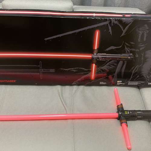 Star war 光劍一把 功能，光效聲效正常 金屬劍柄夠重手 官方授權產品