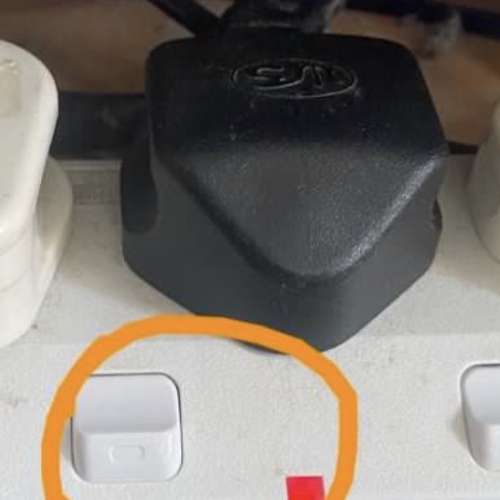 LENOVO ThinkCentre M720 ( i3 8100) 16 G ram   （開關有問題）