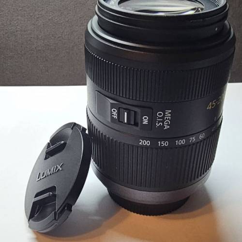 Panasonic LUMIX G VARIO
45-200mm F4-5.6 MEGA O.I.S.
(H-FS045200)