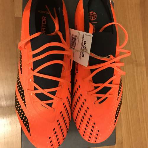 全新 Adidas 偏硬地埸低筒球靴Predator Accuracy.1