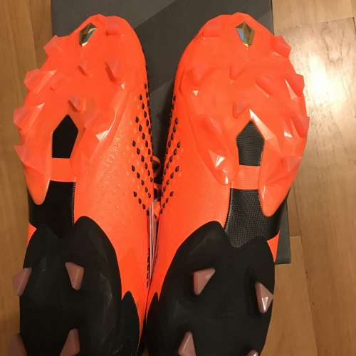全新 Adidas 偏硬地埸低筒球靴Predator Accuracy.1