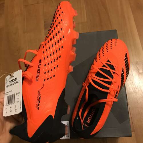 全新 Adidas 偏硬地埸低筒球靴Predator Accuracy.1