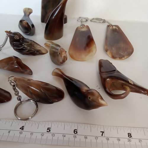 清理舊存貨平售，一手12件牛骨雕刻小擺件部分可以做吊件用，共售330元，no.R30.3.24