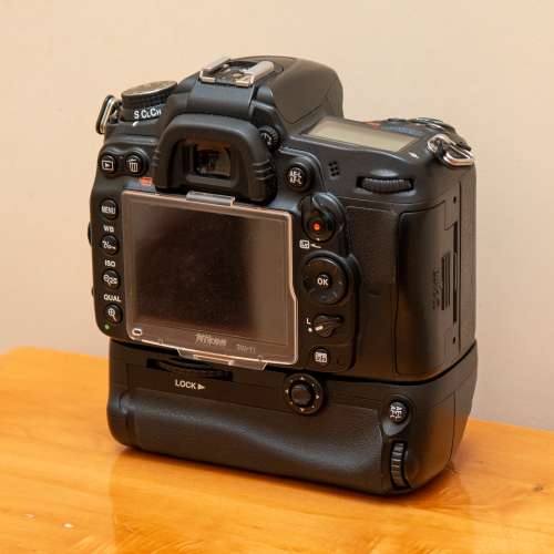 Nikon D7000 + 原廠直倒MB-D11